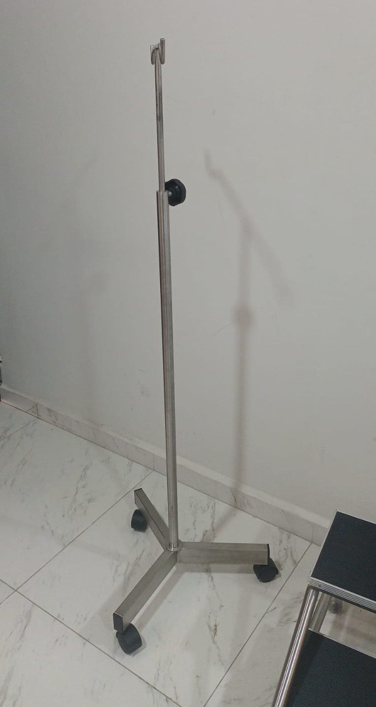 PORTA SUERO DE ACERO INOXIDABLE BASE TRIPIE