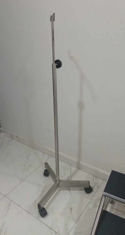 PORTA SUERO DE ACERO INOXIDABLE BASE TRIPIE